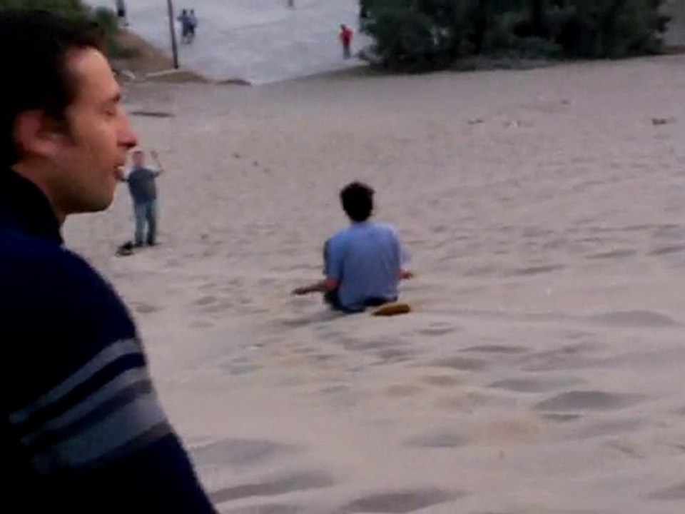 Descente en luge d'une dune à Ica