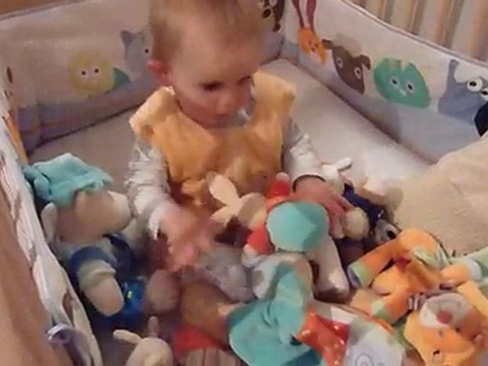 12 nov 10 Bastien joue dans son lit