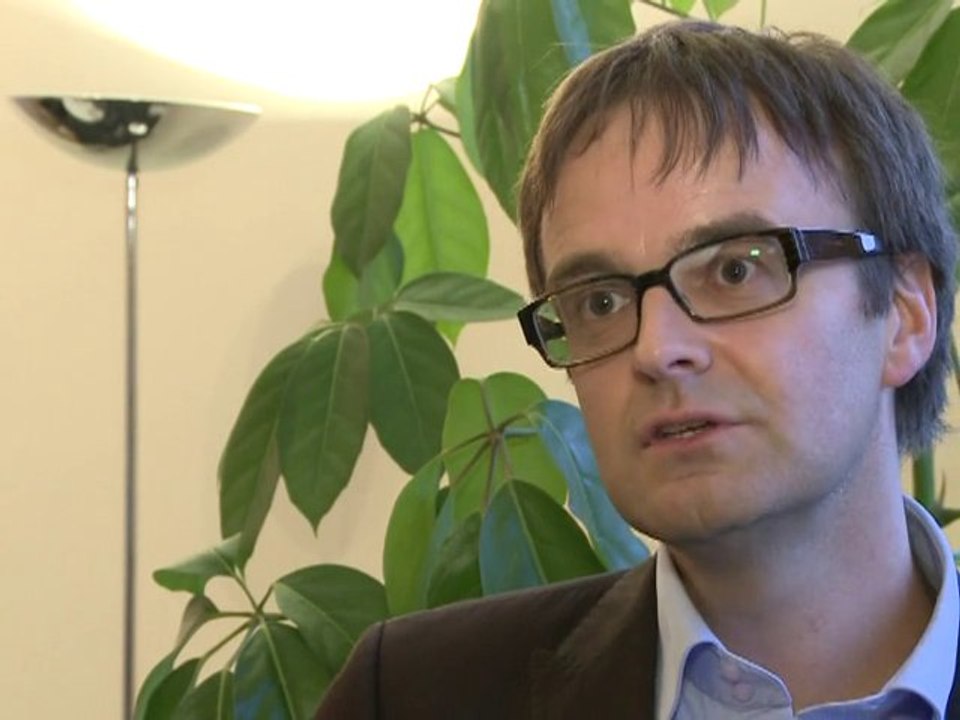 Remaniement: Sarkozy veut se protéger de Fillon, selon ViaVoice