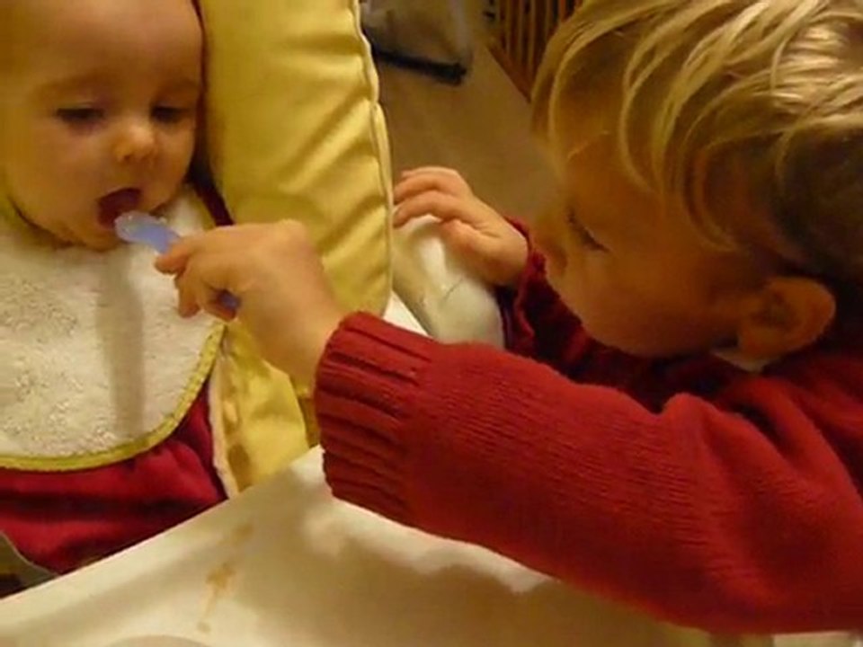Jonah donne de la compote à Hanaé