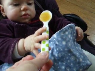 Félicie goûte la compote (14 nov 2010)