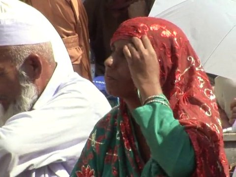 Pilgrims pour into Mecca as hajj begins