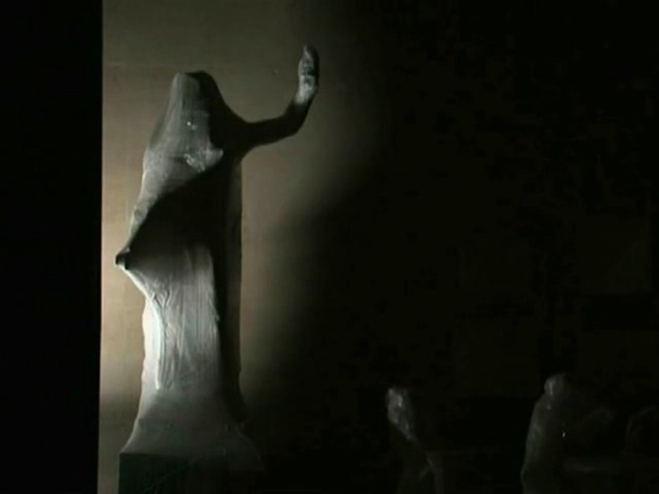 C'est beau le Louvre la nuit