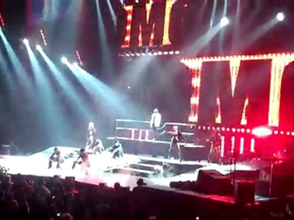 Usher OMG Concert Tour 2010 at Honda Center