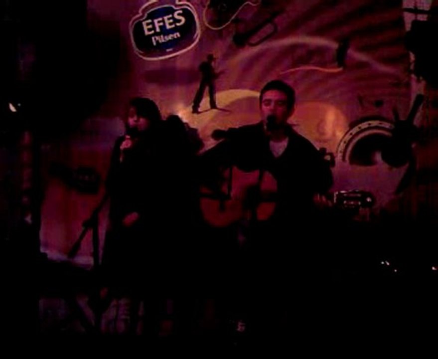 yarım bir şarkı ama güzel  yorum...