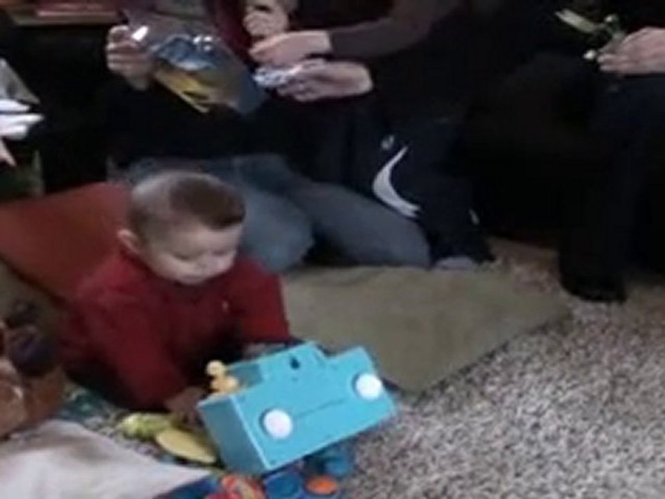 tom et yoann découvrent des cadeaux