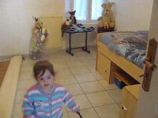 ma poupée danse et joue de la batterie