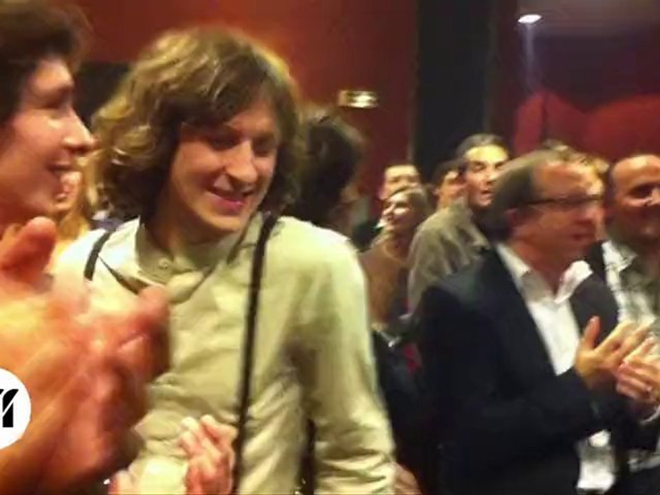 Izia reçoit son 1er disque d'or à l'Olympia