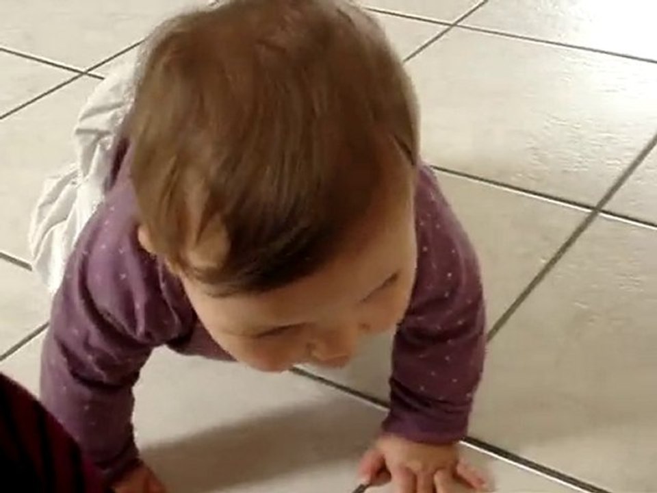 Alice enfin a quatre pattes!