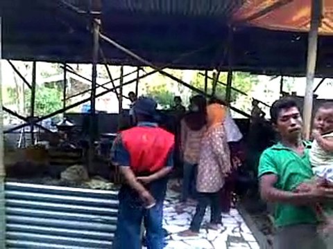 Mothers of hamlet Krangkungan chatting with refugees