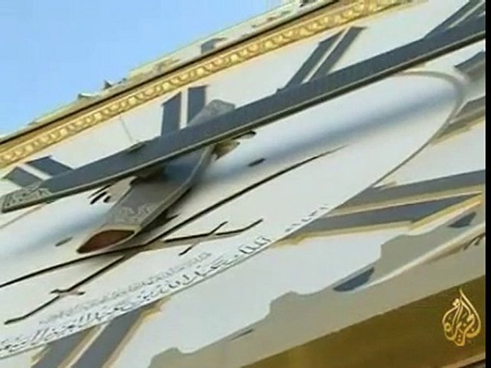 les derniers retouches de l'horloge de la mecque