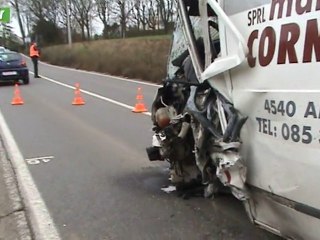 Jehay - une camionette Percute un car scolaire