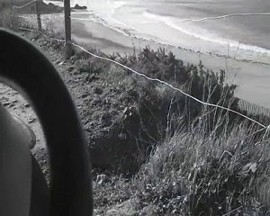 Bienvenu chez moi mais faudrait  pas s installer. Vers6