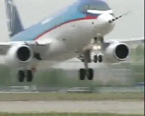 新世代　中型旅客機　スホーイスーパージェット　１００