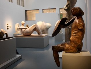 Denis Monfleur face au “Guerrier” du sculpteur Henry Moore