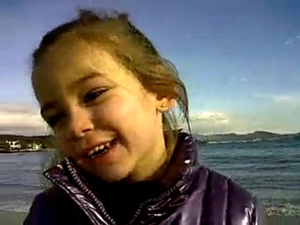 Lylou grave sur le sable