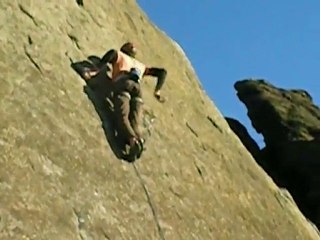 Grimpeur dans "Slab and Crack" / E8 6C / Curbar
