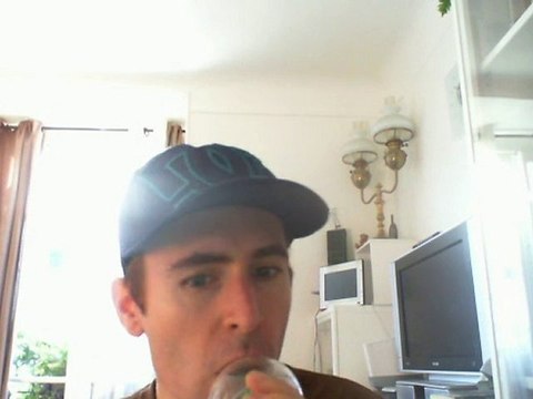 Wiwi égratigne les mains dans les poches .