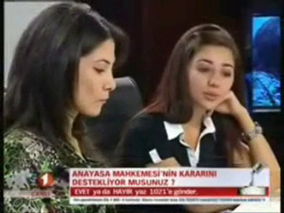 Baş Örtü Yasağın Destekliyen Kızın Rezil Olduğu An !