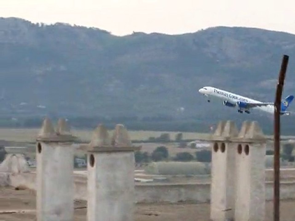 Dalaman Airport ( LTBS ) Boeing 757 - 200 Runway 19 Take Off
