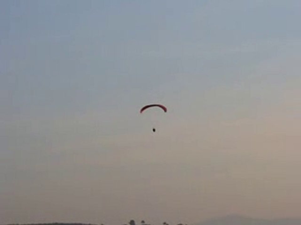 PARAPENTE AU DESSUS DE LA SAINTE VICTOIRE