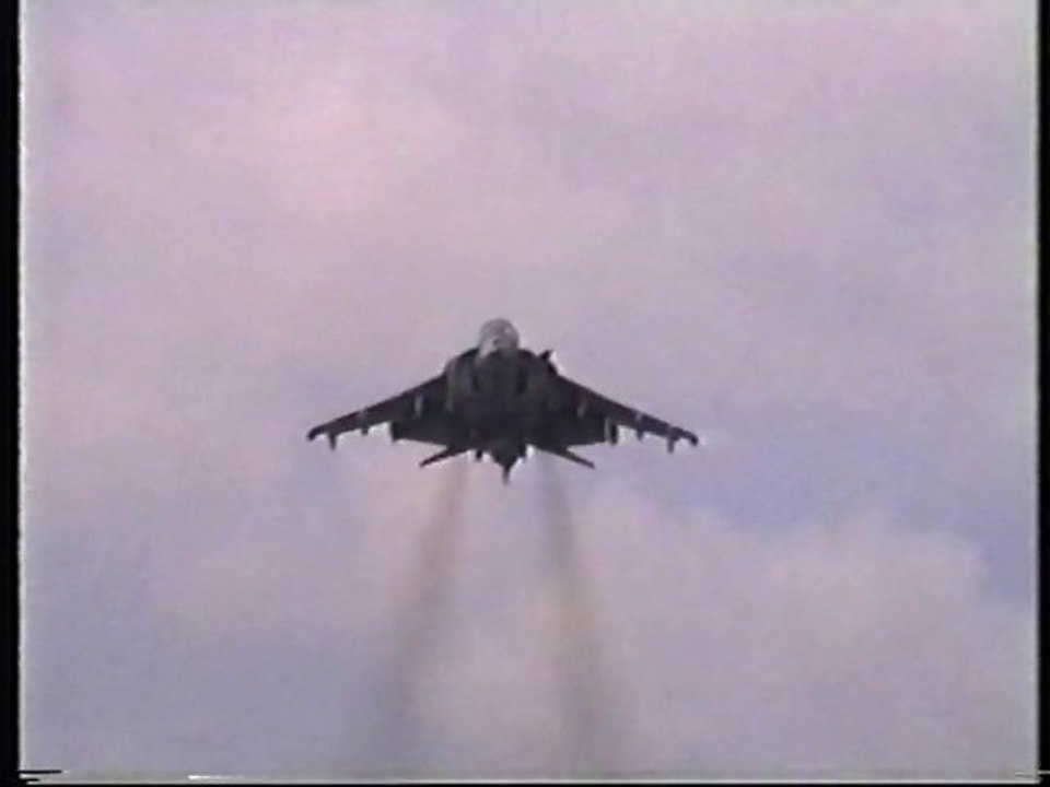 AV 8 HARRIER (US MARINE CORPS) : VOL STATIONNAIRE ; Super !