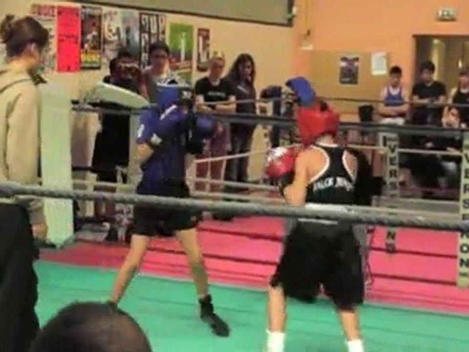 Jephte Falck qui passe les gant rouge