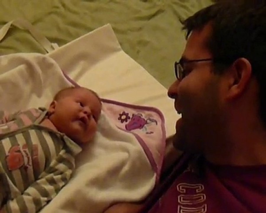 2010-11-20 Noémie jase avec papa