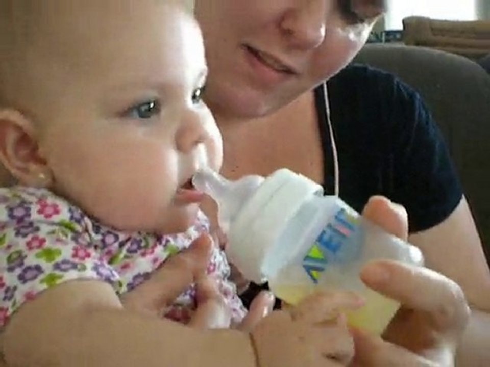 Pietra tomando seu primeiro suco de lima.