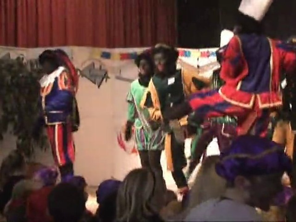 Sint Nicolaas 2-3 (2010) komt in Heijen aan