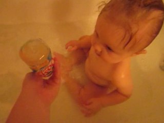 Timéo a l'heure du bain