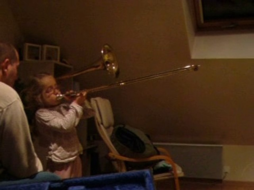 Mélia s'essaye au trombone