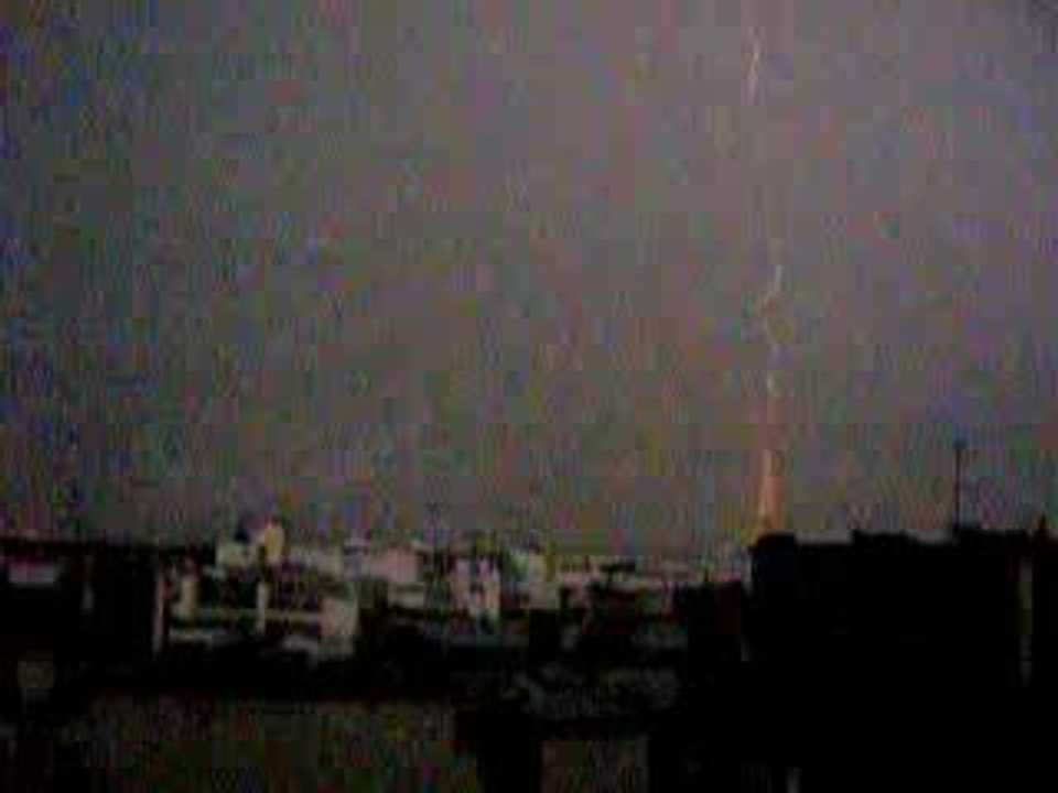 Coup de foudre sur la Tour Eiffel