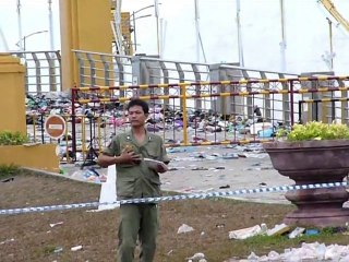 Le sol du pont de Phnom Penh jonché de centaines de chaussures