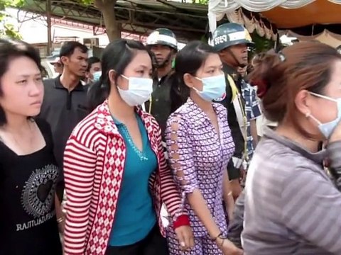 Des Cambodgiens tentent d'identifier les corps de leurs proches