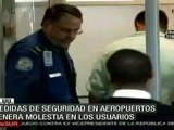 Usuarios molestos por extremas medidas de seguridad en aerop