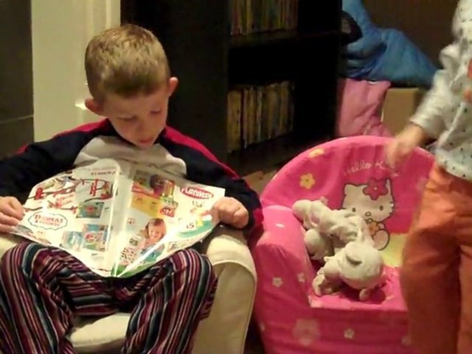 Clément passe en revue le catalogue de jouets 2/3