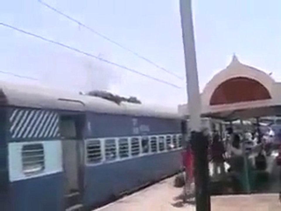 ADAMA TREN ÜSTÜNDE ELEKTRİK ÇARPTI VE KÖMÜR OLDU +18