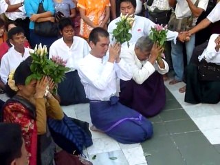 Aung San Suu Kyi and son visit Yangon pagoda