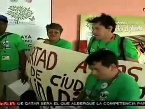 Recicladores de basura protestan afuera de Cumbre Climática