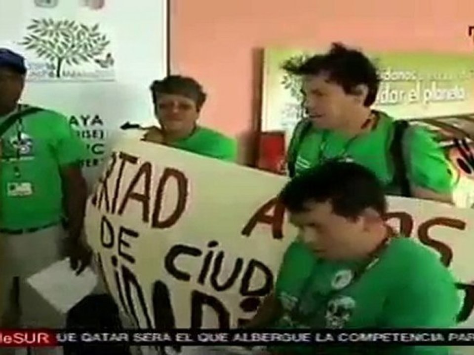 Recicladores de basura protestan afuera de Cumbre Climática