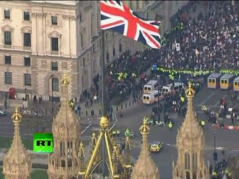 tvxs.gr | Πορεία διαμαρτυρίας για τα δίδακτρα (Λονδίνο)