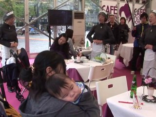 Au Japon, des serveuses se déguisent en grand-mères façon "Heidi"
