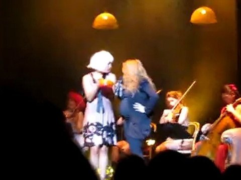 Une grande rousse aux yeux verts