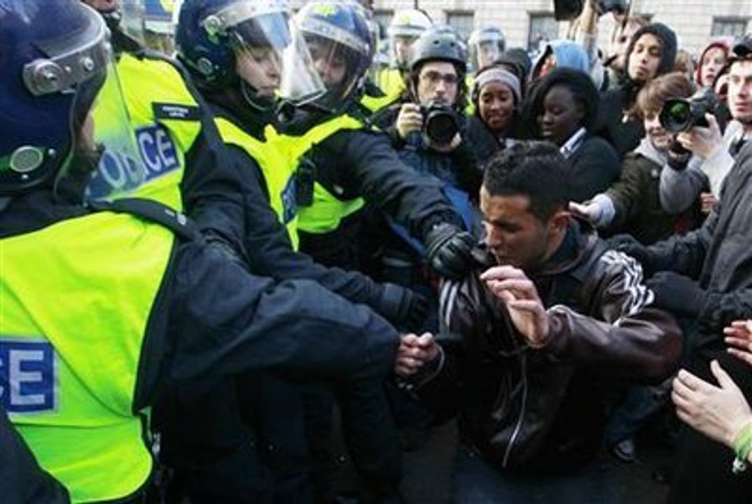 Protesters clash with police in Algiers - no comment