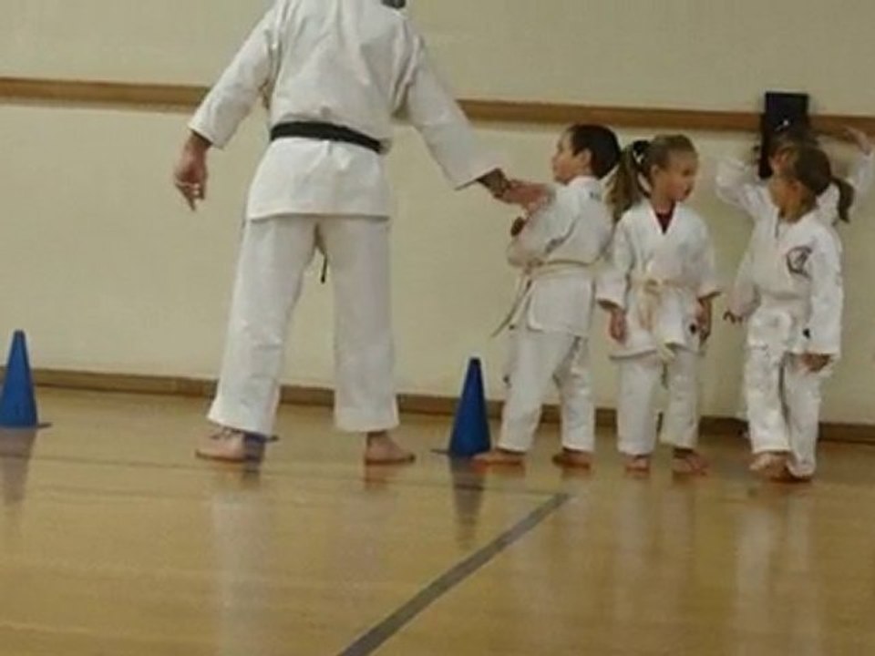 zineb 2 ans ds le cours de karate de moncef (pour les 4-6ans