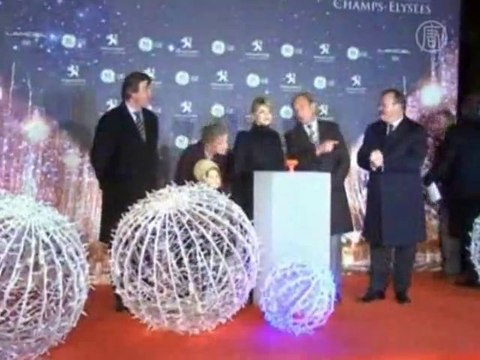 Париж зажигает рождественские огни