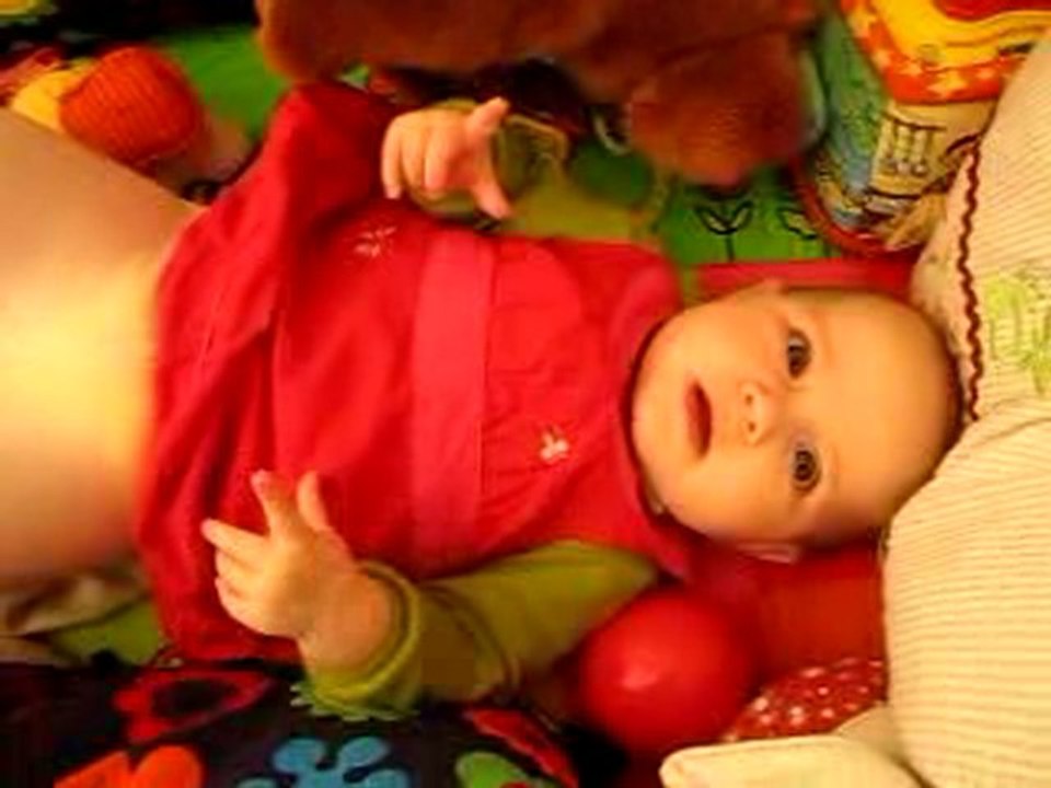 Zoé fait les marionnettes !!!!