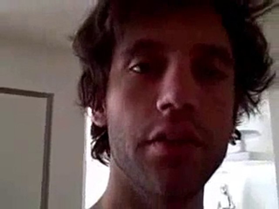 mika hablando español