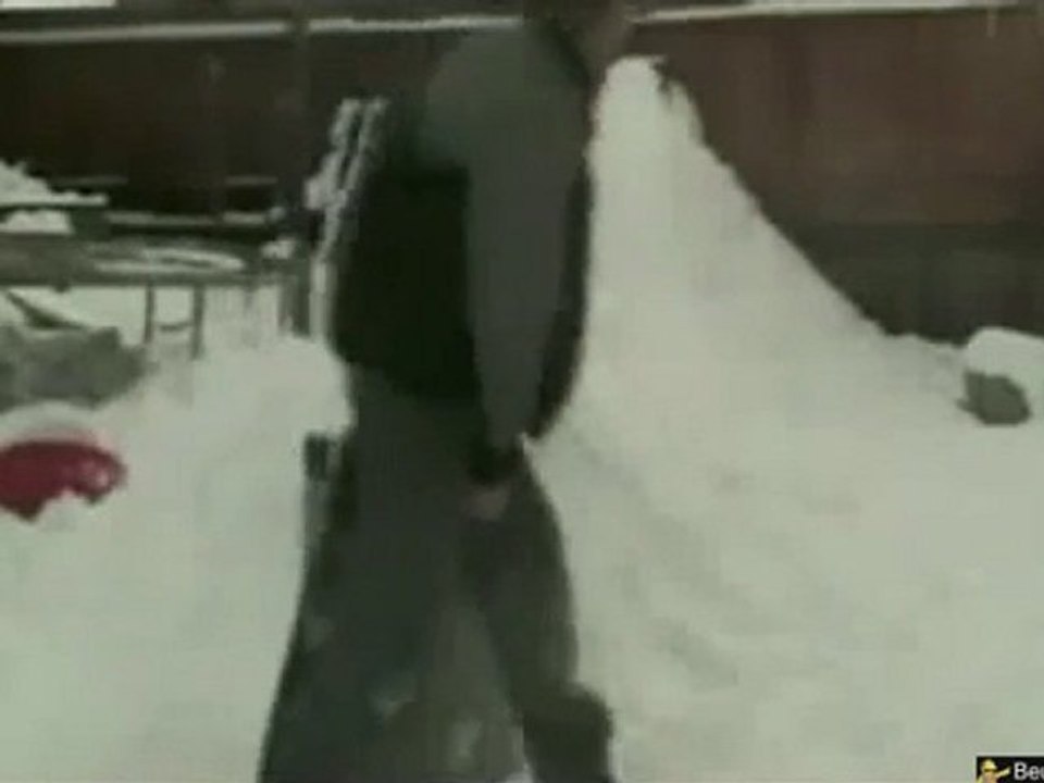Il s'explose les noix avec un Slide